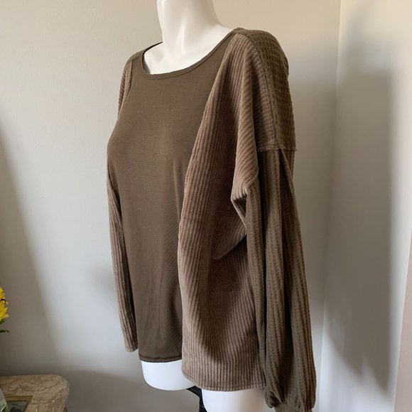 Gimmicks by Buckle Top - Picture 4 of 10